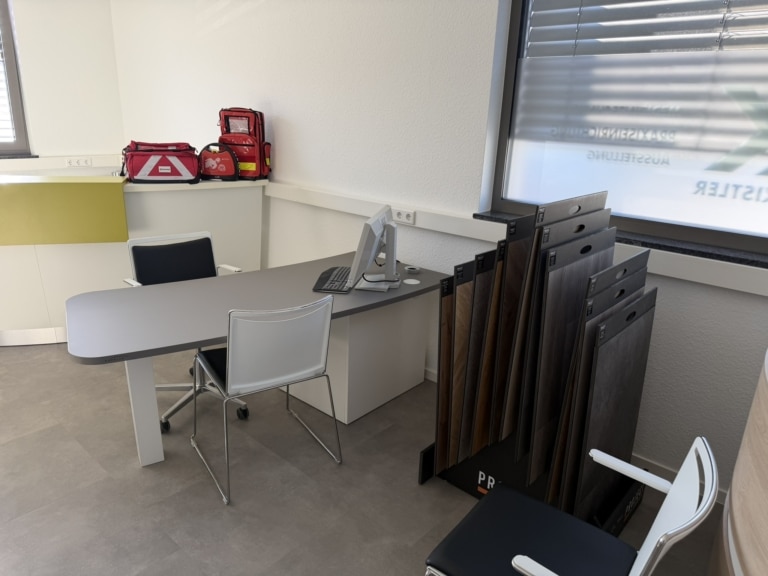 keil-und-kistler-ausstellung-schreibtisch